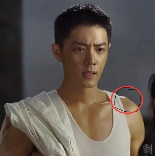 肖战《王牌部队》上线10天,网播热度和上星收视都创新高,肖战露"肩峰"