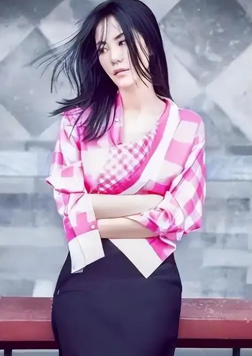 王菲陪李嫣做头发教朋友唱歌手按对方肚子超认真温馨又狼狈