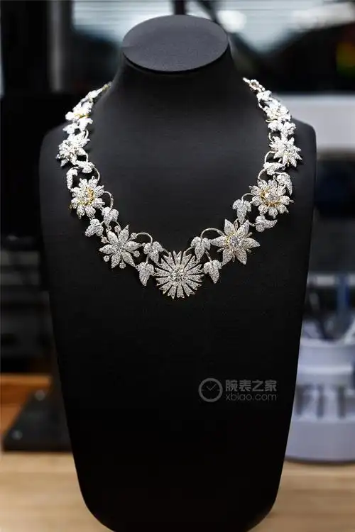 book高级珠宝铂金及18k黄金镶嵌圆形明亮式钻石花叶造型项链项链