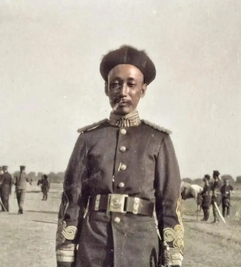 清朝灭亡前的新军罕见上色照:穿现代军装留辫子,还有山西阎锡山