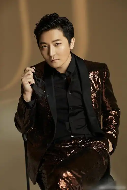 郭京飞节目录制一半要离场,做了眼袋手术之后,打个喷嚏都有风险_网易