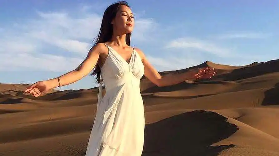 b>云朵 /b>一曲《 b>我的楼兰 /b>》, b>现场 /b>版,人美歌美,彻底听