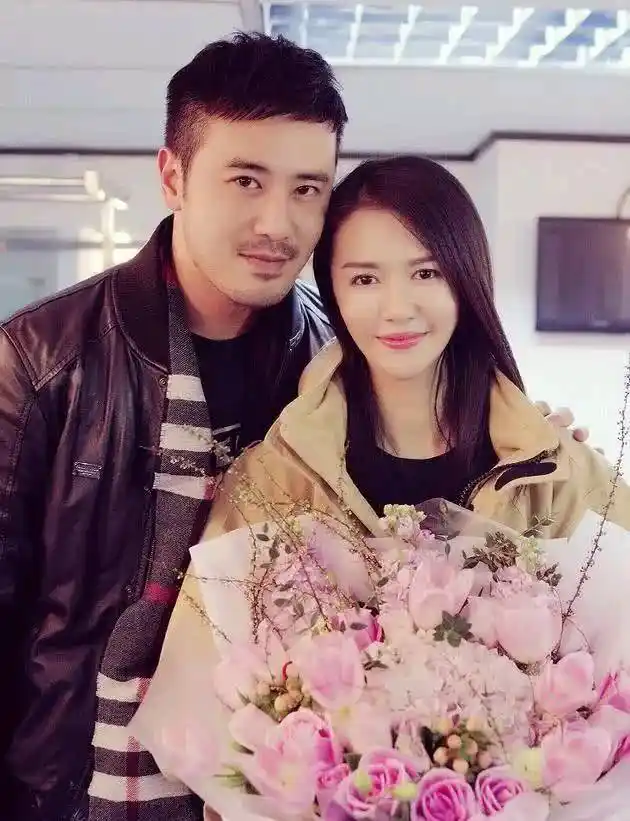 "不老男神"陈亦飞,与妻子一见钟情,结婚多年幸福美满