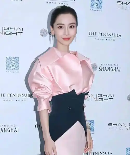 原创angelababy上海出席活动头大身小脸有变化网友没以前好看了