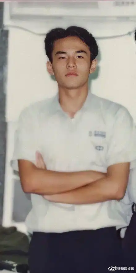 1 / 3 近日,周杰伦旧照曝光,照片中周杰伦梳着中分发型,头发乌黑浓密