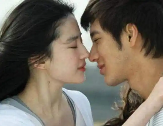 刘亦菲亲吻过的5位男星图1颠覆形象只有他让刘亦菲很主动