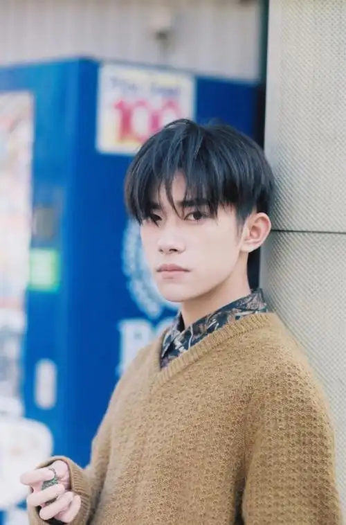 易烊千玺日系写真,暖黄色针织衫复古中分,上演冬日恋歌