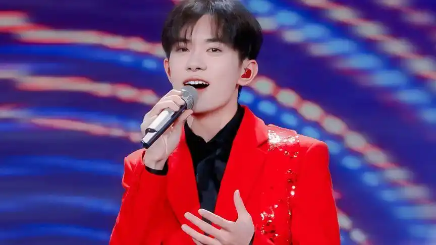 易烊千玺《青春的起点》四次舞台混剪