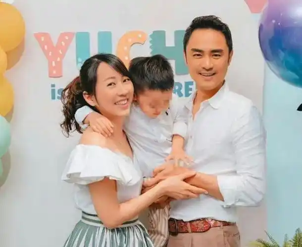 明道的妻子王婷萱曾经是一名歌手,只不过事业一直不温不火,嫁给明道