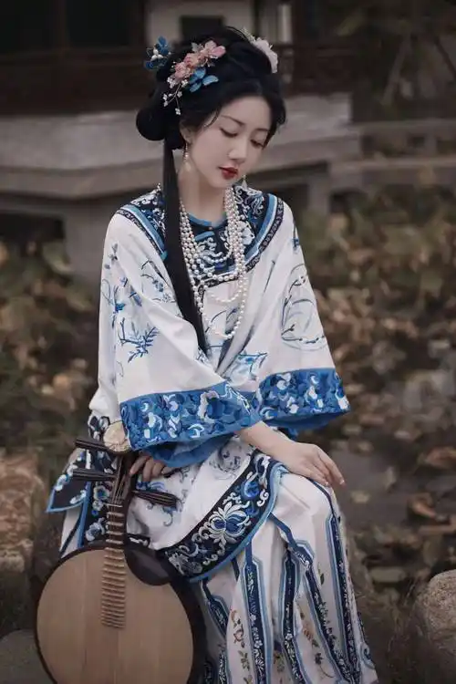 陈欣予清汉女古装造型曝光 清冷凄美并非旧时代遗物