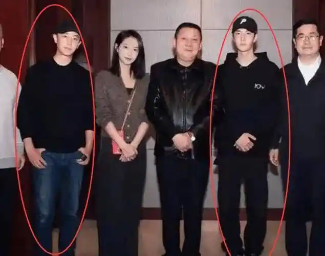 《风起洛阳》后台合影照,黄轩宋茜站旁边,c位王一博引争议_站位_宋轶