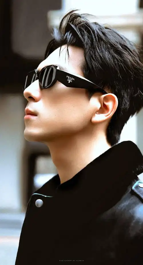 李现生图#lx#李现米兰时装周#    李现61壁纸  爱上穿皮衣的现资乔