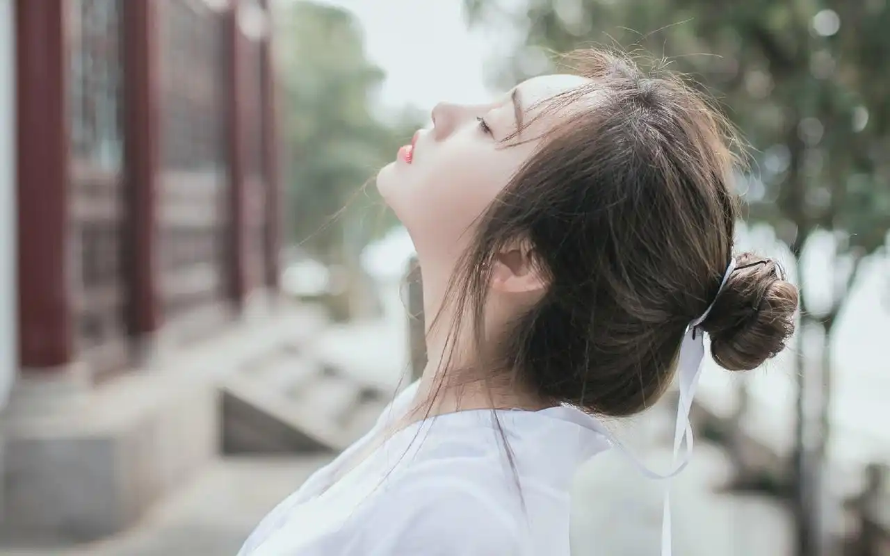 古风白衣美女素雅执剑写真电脑桌面壁纸图片下载