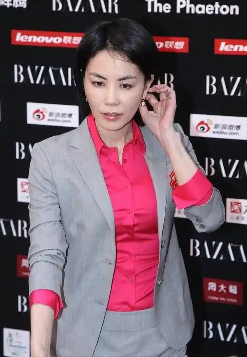 王菲的气质也没驾驭这造型,一身低调的暗色装配红镜框,真个性