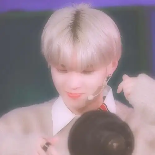 李希侃 男爱豆 粉色系模糊 头像 大厂男孩图源微博 自调自截禁二改