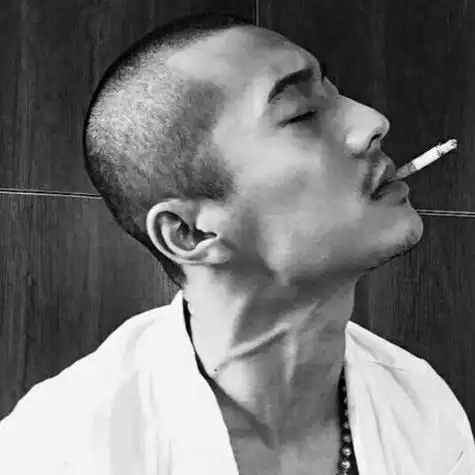 叼烟短发痞男男生霸气头像图片