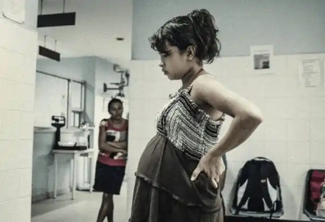 "我们是生孩子,不是打胎",14岁女孩怀孕,被妈妈送进产房