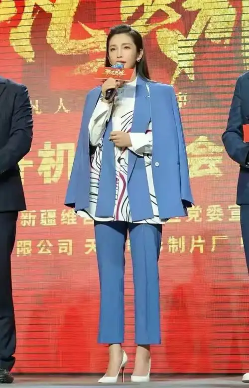 李冰冰蹲地上帮李宇春整理裙摆手臂肉松弛不紧致但50岁不显老