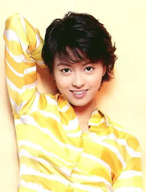 图文:香港歌星梁咏琪个人写真-17