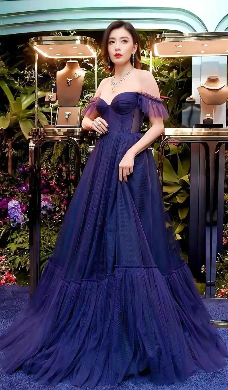 贾静雯,身着低胸礼服尽显韵味风情