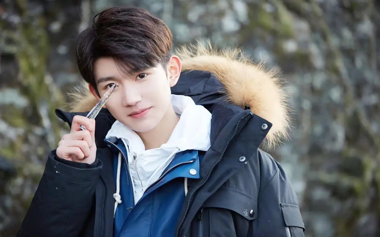 2018最帅王源清新壁纸_暖冬帅哥王源