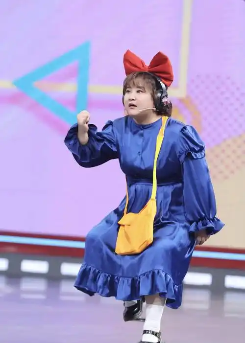 原创贾玲终于美了一次蓝色丝绸连衣裙显瘦头戴大蝴蝶结仿佛十八