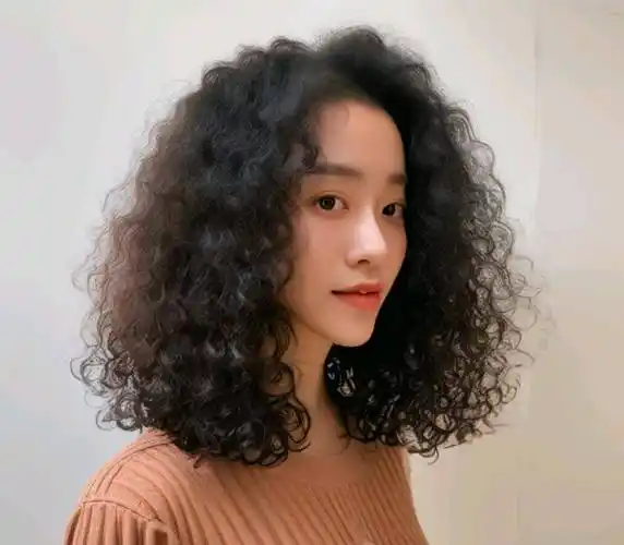 冬天发型不论怎么烫,最美还是羊毛卷全头烫,蓬松瘦脸