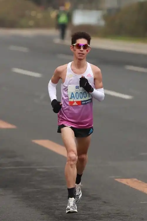 北京马拉松,首次参加全程马拉松,他跑出了4小时23分43秒的成绩;2020年