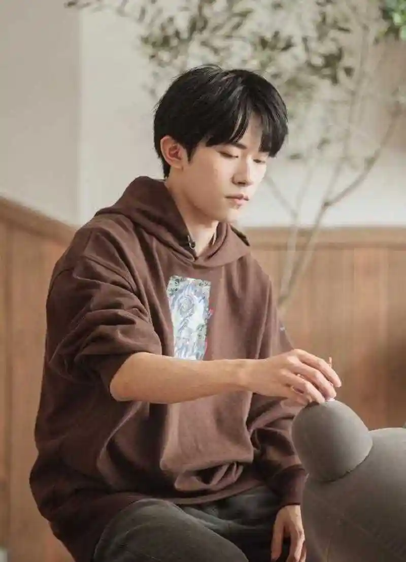 易烊千玺综艺新造型,咖啡色连帽卫衣搭配八字刘海,打起快板都这么帅气