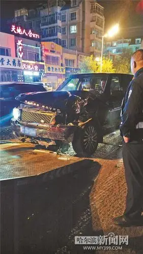 失控路虎变成了"猛虎" 撞飞1名走路男子撞翻3台车