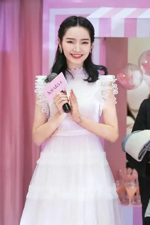 公主你这么会穿,司音造?代斯身穿白色连衣裙,可比剧中仙多了