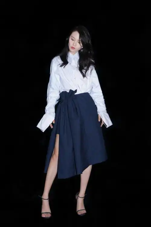 亮片裙还不够精彩,谭维维的镂空星星拼接裙才是舞台上最美的焦点