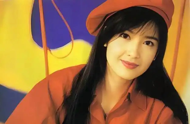 周慧敏一身红色着装红色贝雷帽年轻活力少女气质拉满