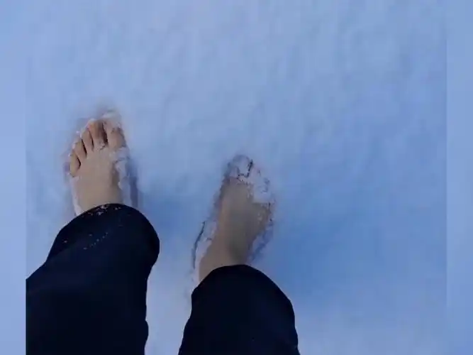 南京小姐姐光脚踩雪～第一视角记录