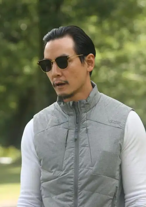 吴彦祖大背头八字胡依旧个性帅气