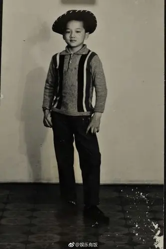 成龙晒出了自己"青春",其中儿时照片引人注目,还是第一次看到小时候的