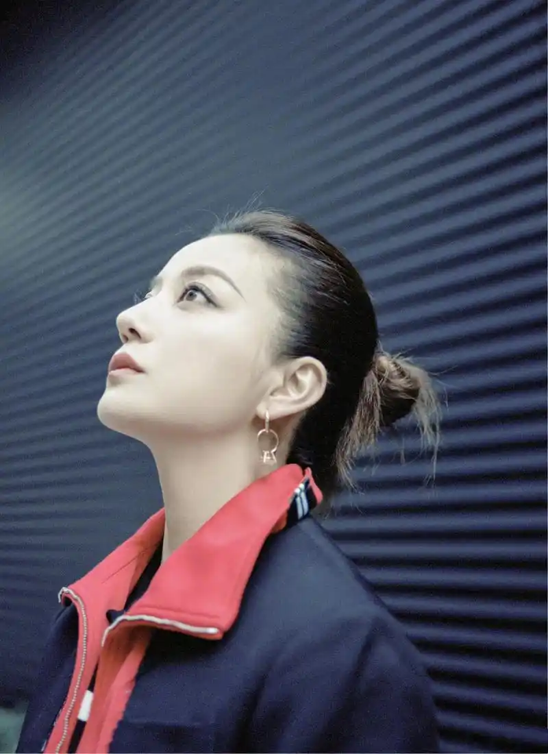 赵薇身穿羊毛外套,搭配航海印花丝质衬衫,知性优雅,率性自如.