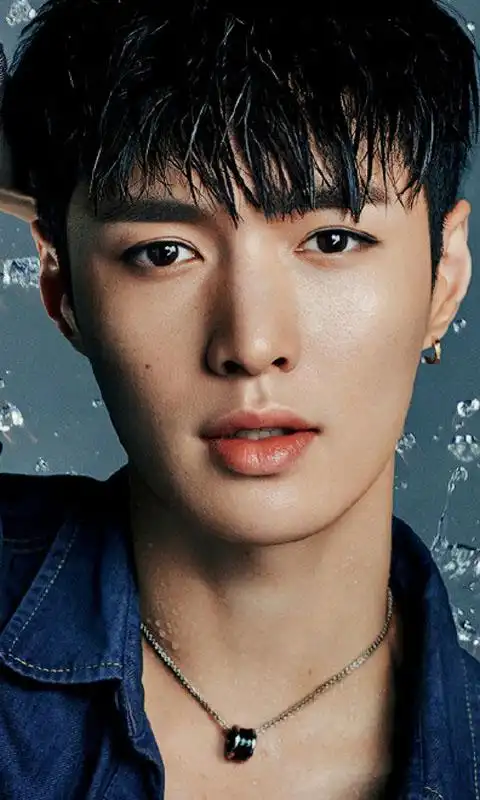 张艺兴帅酷写真图片下载 张艺兴裸照马甲线