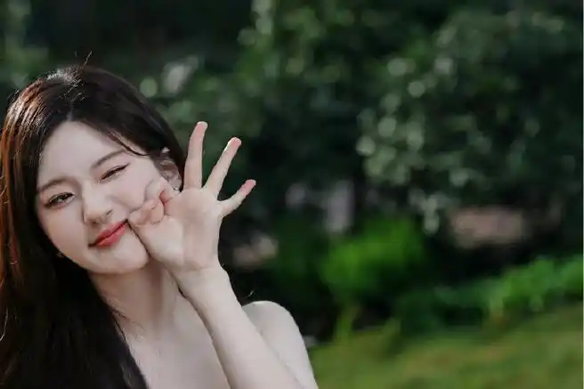 赵露思脸颊比心##赵露思露式比心营业照