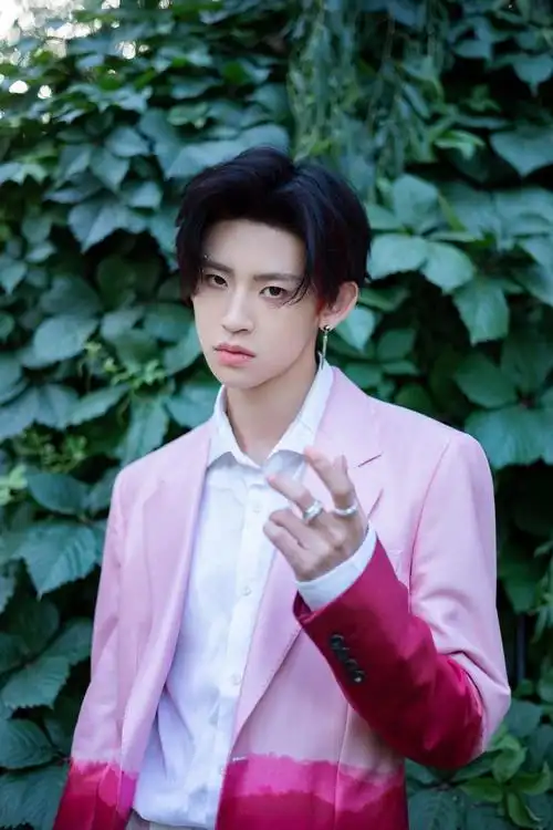 小鬼王琳凯央视端午晚会##小鬼把红霞穿在身上