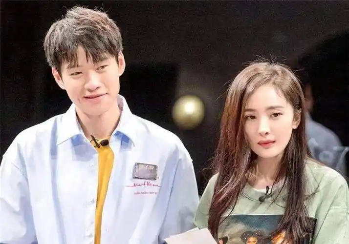 杨幂魏大勋恋情又添实锤?穿情侣鞋戴情侣帽,一起逛街._工作_节目_回应