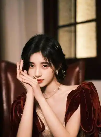 显得_关晓彤_衣服