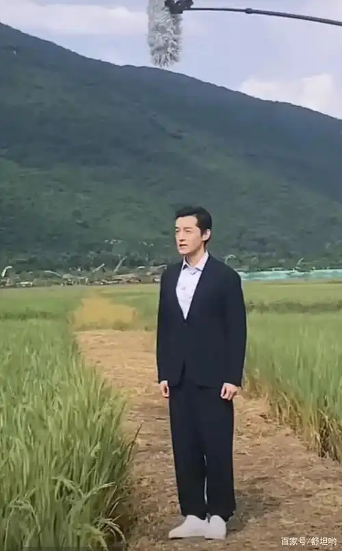 胡歌在乡间田埂上拍视频,185身高被拍成1米55,仿佛变成五五身