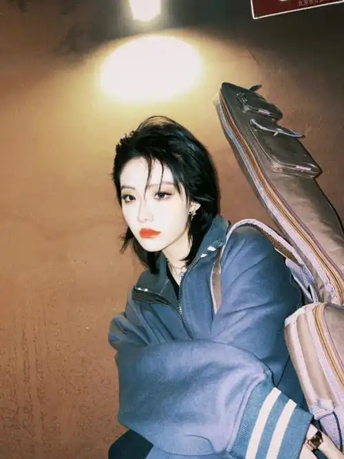 喻言吉他酷帅照片