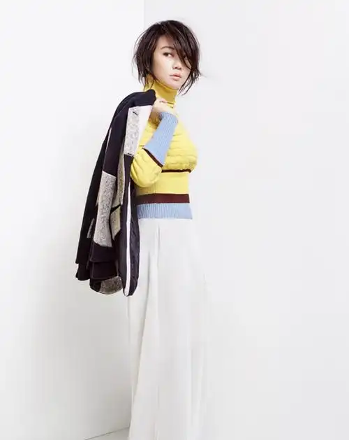 闫妮着时尚职业装,展现知性魅力