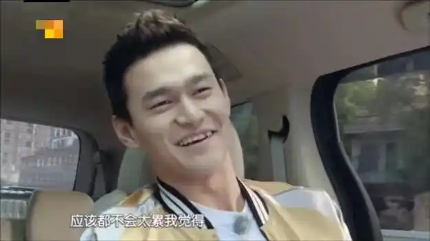 本次采访中的孙杨与在综艺《真正男子汉2》中乖乖憨厚的孙杨,四年的