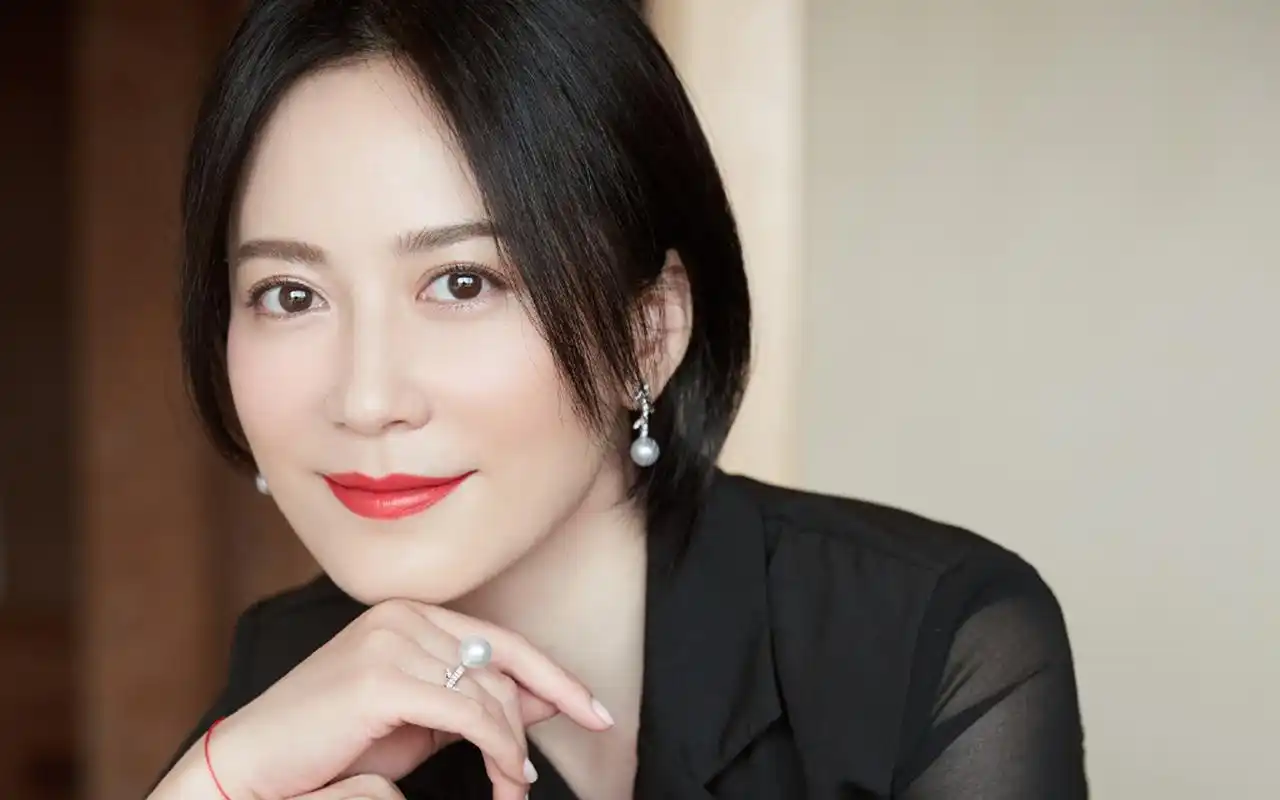 俞飞鸿优雅知性写真图片桌面壁纸