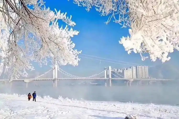 吉林市江边长枪短炮扫射魔幻场面如大片上映