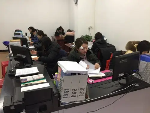 大厅人员迅速进入工作状态.