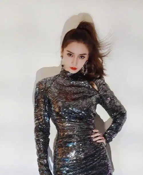 把腰线完美的呈现出来是塑造好身材的不二法宝,适当融入一些个性的